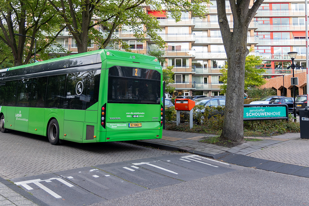 Bus Bushalte voor de deur bij Serviceflat Schouwenhove